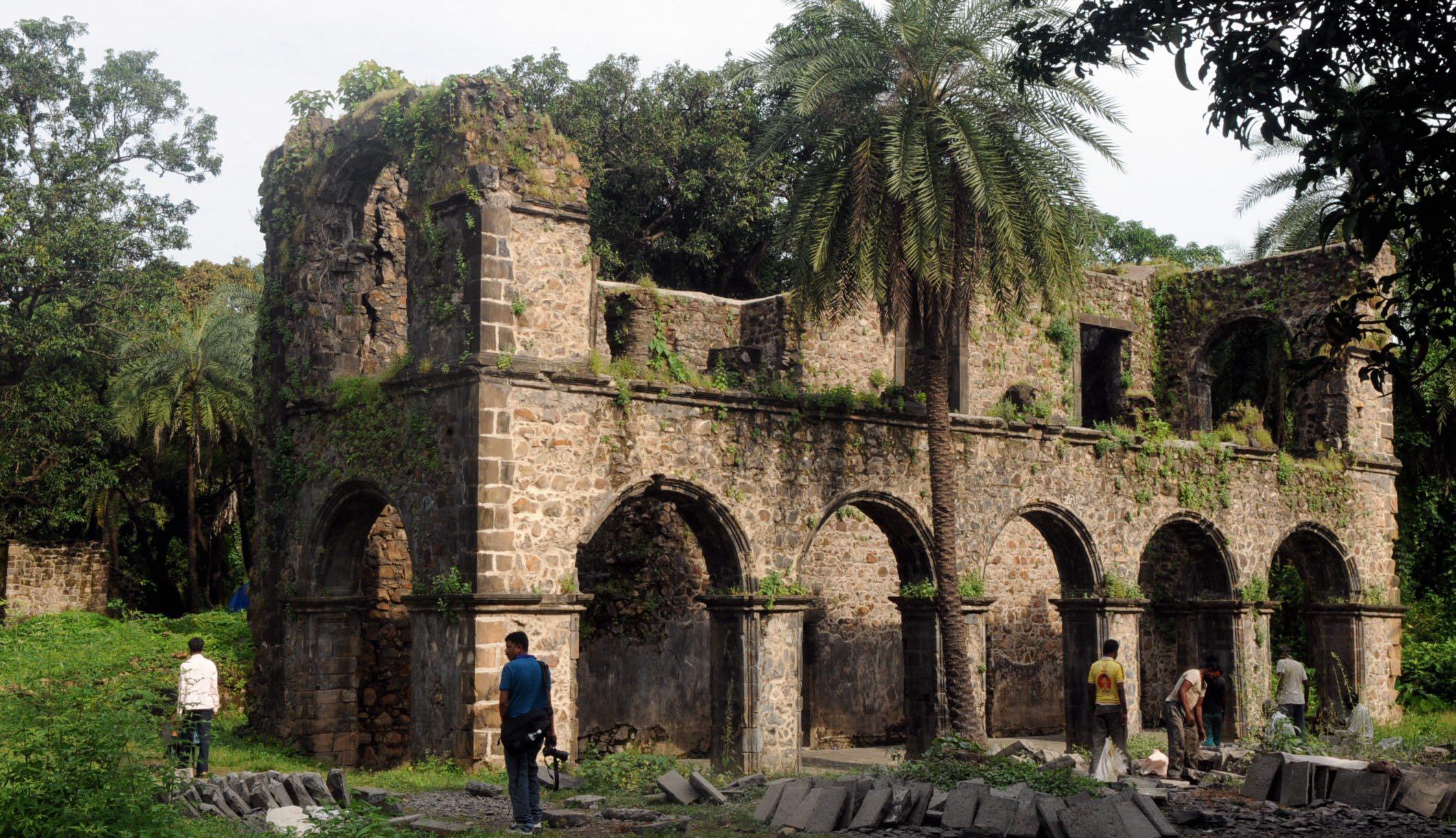 Bassein Fort
Bassein Fort, also known as the Vasai Fort, was built by the Portuguese in 1536. The fort, spread over 110 acres, was a city in itself with six churches, three convents, one Cathedral, St. Sebastian Fort, senate house, town hall, factory, hospital and other public and private buildings. The Portuguese used it as their base for 300 years, and it was also the official residence of the Portuguese governor whenever he came to visit Bombay.
How to reach: You can reach there by taking a train to Virar Railway Station from Churchgate. From there, hire an auto-rickshaw or taxi to reach the fort.